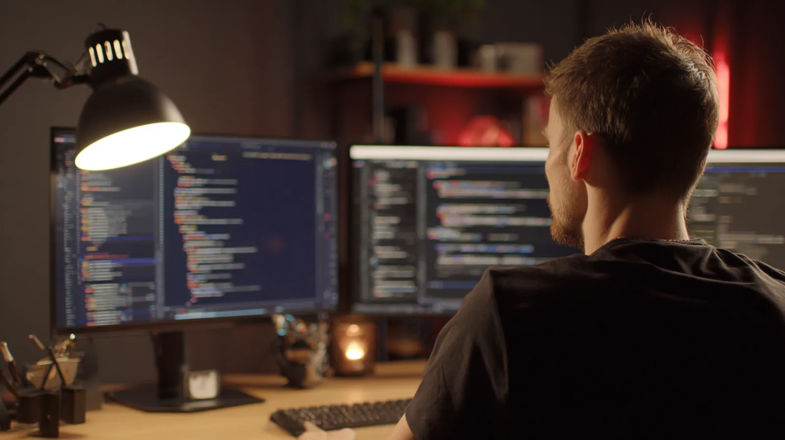 TC-EDV-Entwickler am Doppelmonitor-Setup — Individualsoftware für den Mittelstand